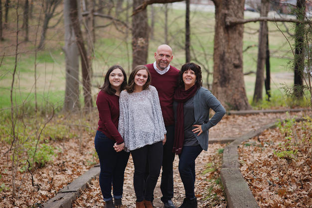 husband-wife-and-two-daughters-christmas-family-photos-in-Nashville-by-Nashville-Family_Photographer-Dolly-DeLong-Photography