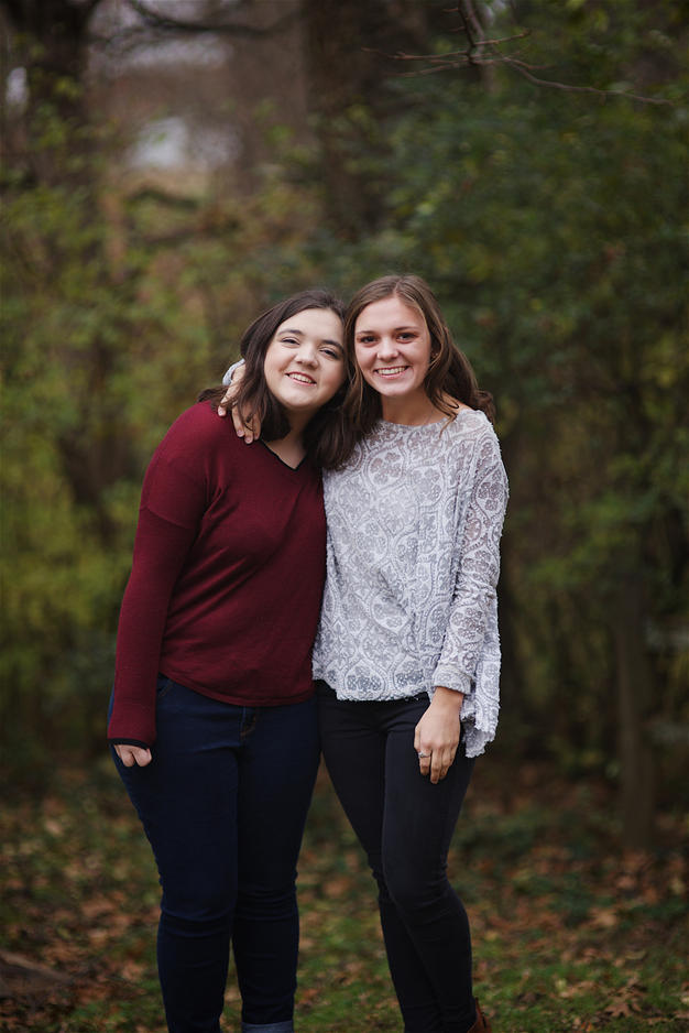 sisters-christmas-photo-by-Nashville-Family-Photographer-Dolly-DeLong