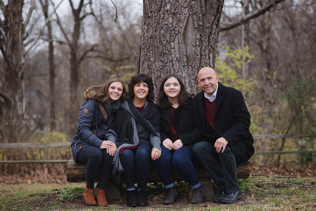 husband-wife-and-two-daughters-christmas-family-photos-in-Nashville-by-Nashville-Family_Photographer-Dolly-DeLong-Photography