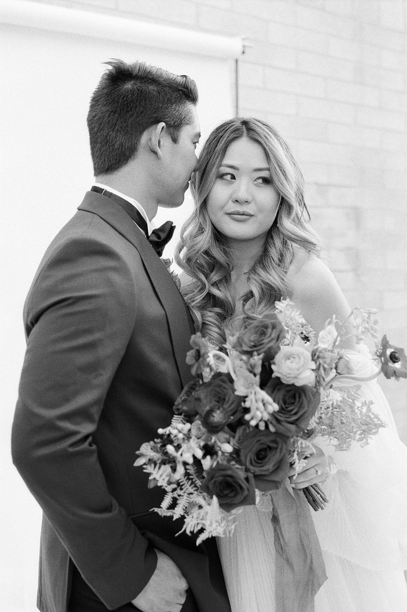 a black and white film photo of an asian wedding in phoenix arizona by dolly delong photography