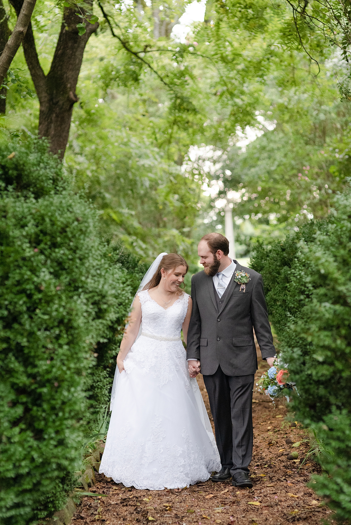 summer wedding at the historic sam davis home in Nashville Tennessee by Dolly deLong Photography