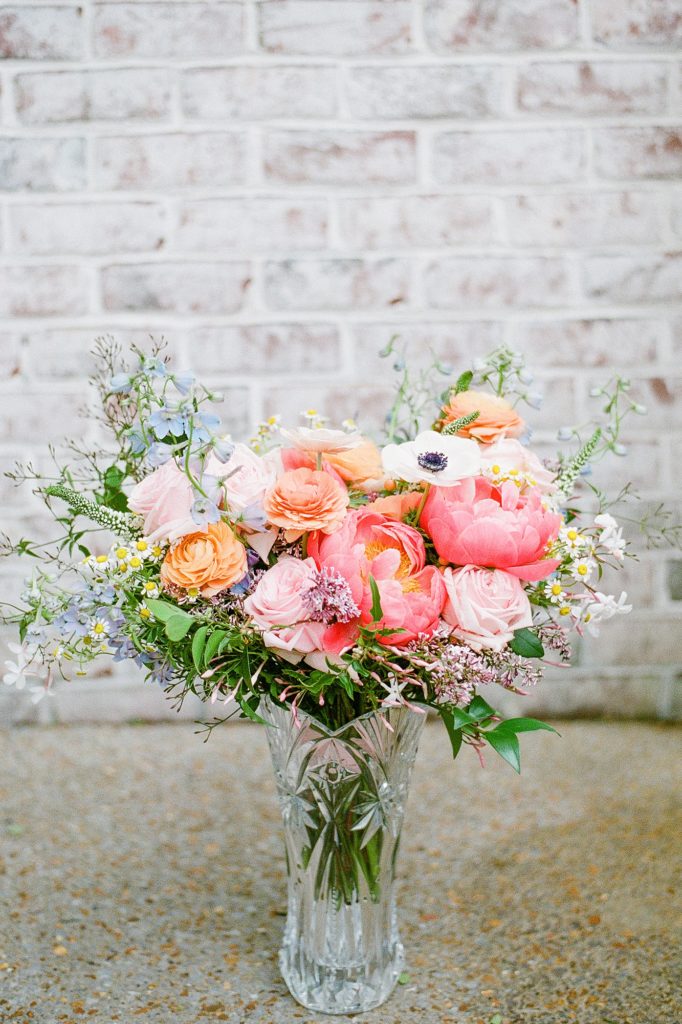 pictures of flowers by mary love richardson a luxury floral designer picture taken by nashville elopement photographer Dolly DeLong Photography