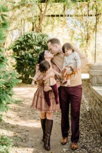parents kiss during Cheekwood Estate family portraits