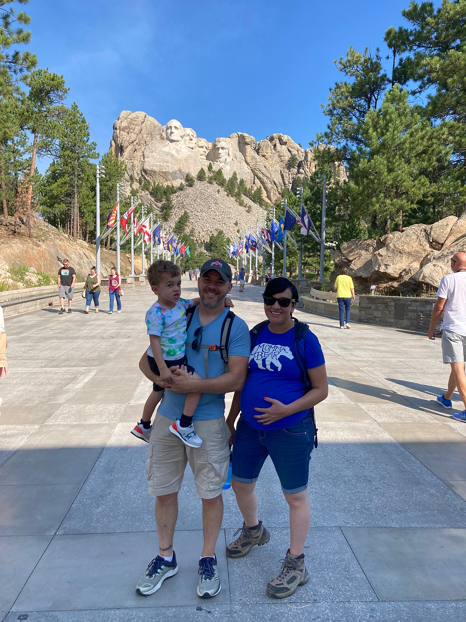 familyy_of_3_standing_in_front_of_mount_rushmore