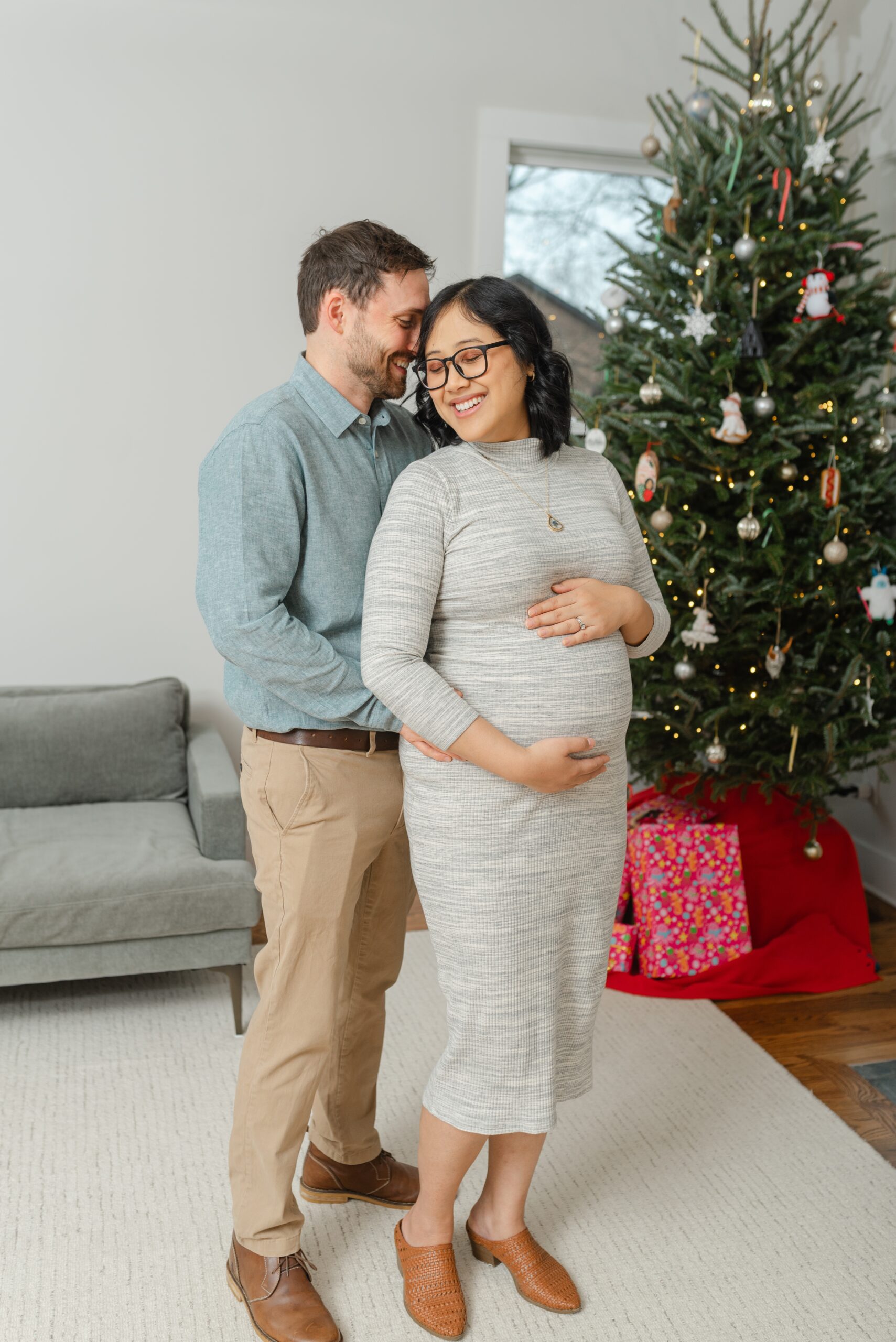 winter_maternity_photos_at_home_during_christmas_by_Nashville_maternity_photographer_Dolly_DeLong