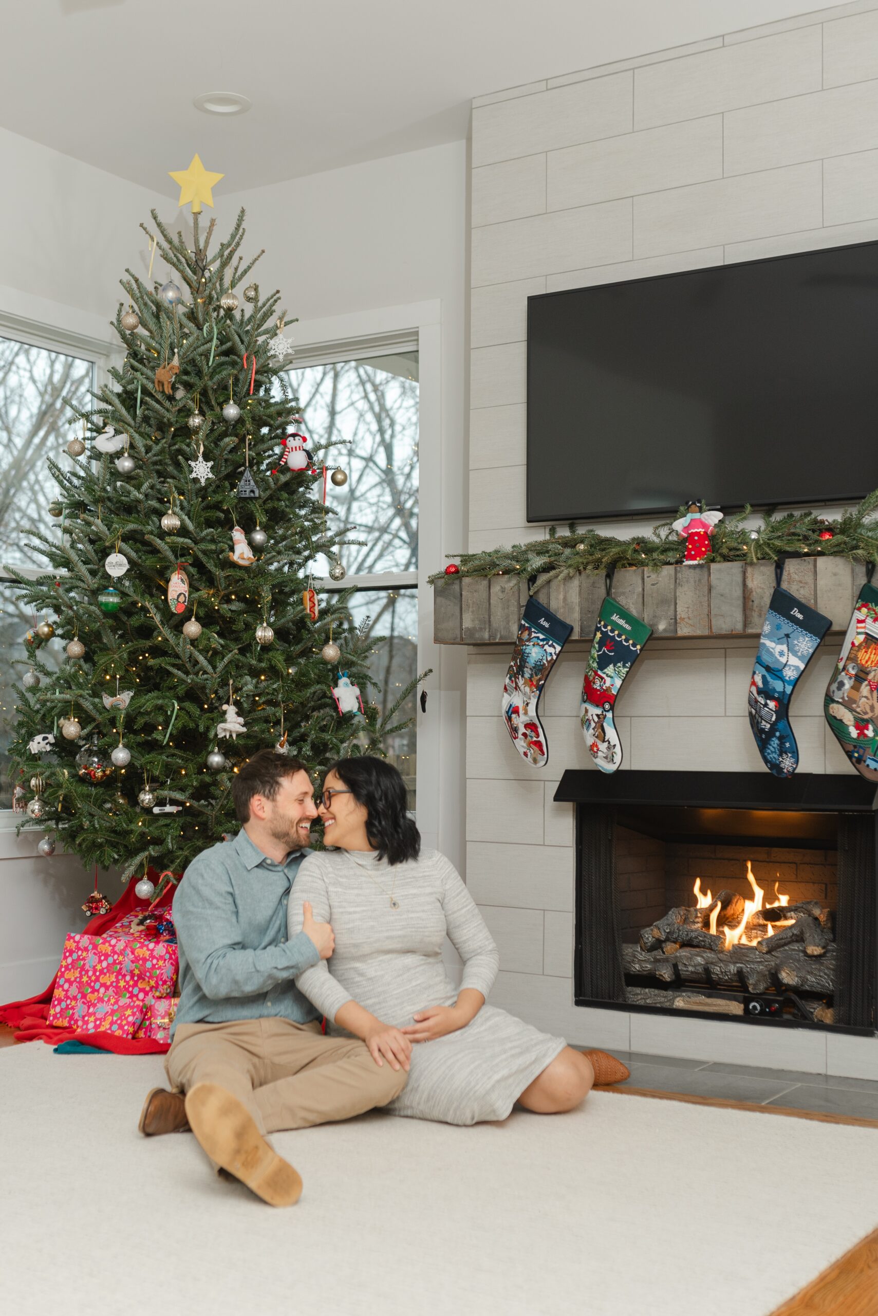 winter_maternity_photos_at_home_during_christmas_by_Nashville_maternity_photographer_Dolly_DeLong