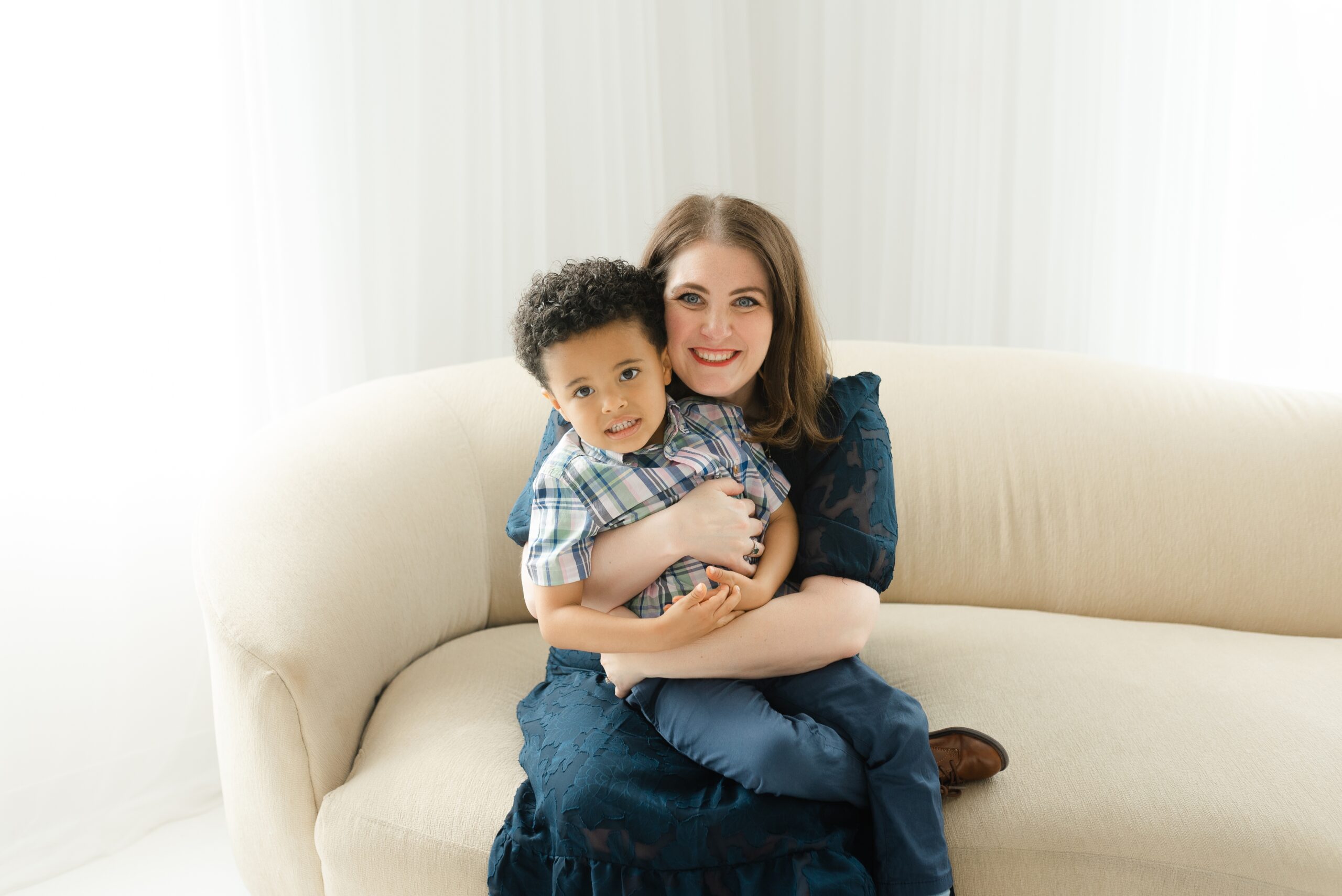 a_mom_holding_her_son_for_family_photos_by_Nashville_familiy_photographer_Dolly_DeLong