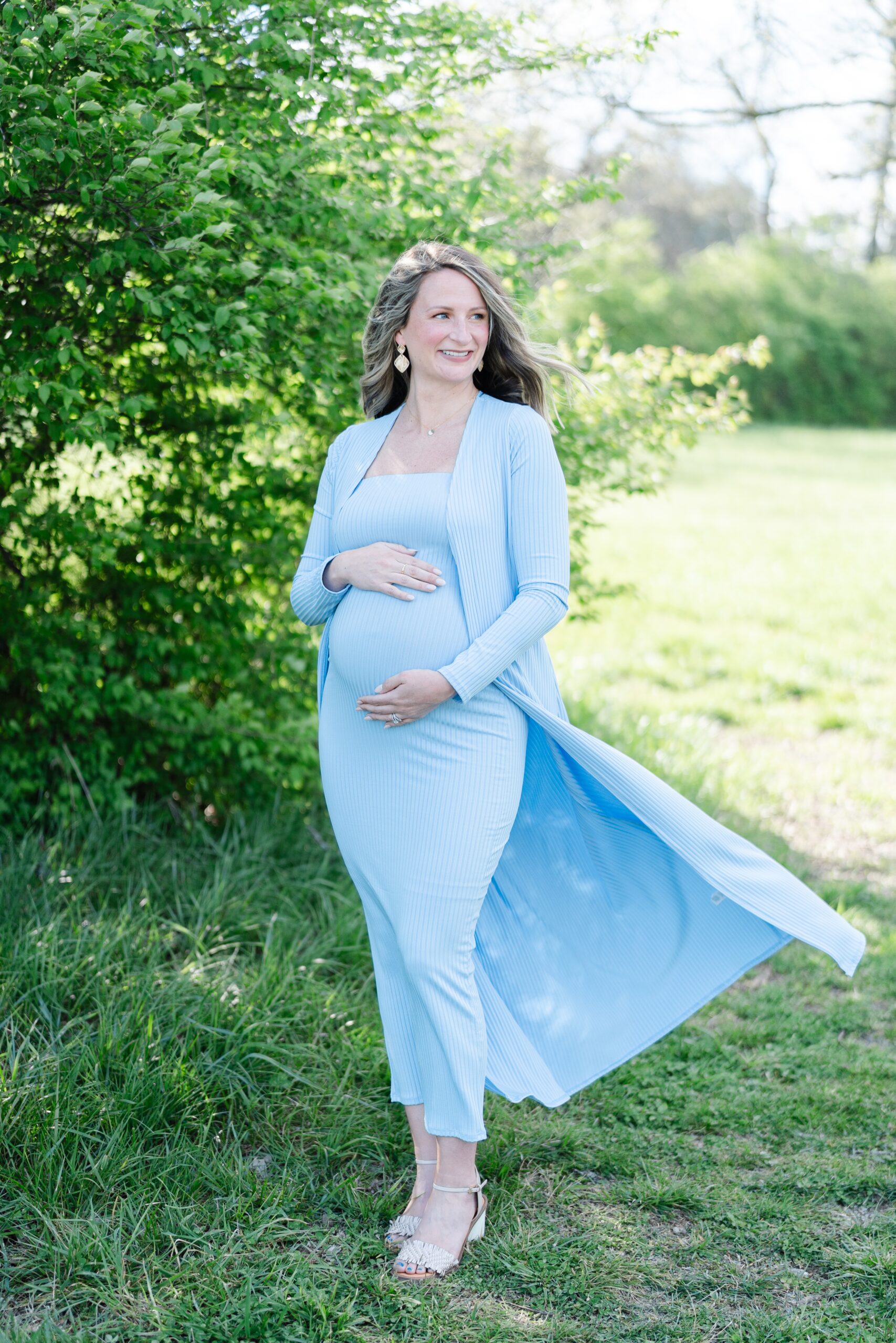 Spring-Maternity-Photos-at-Ravenswood-Mansion-by-Nashville-family-photographer-dolly-delong-photography