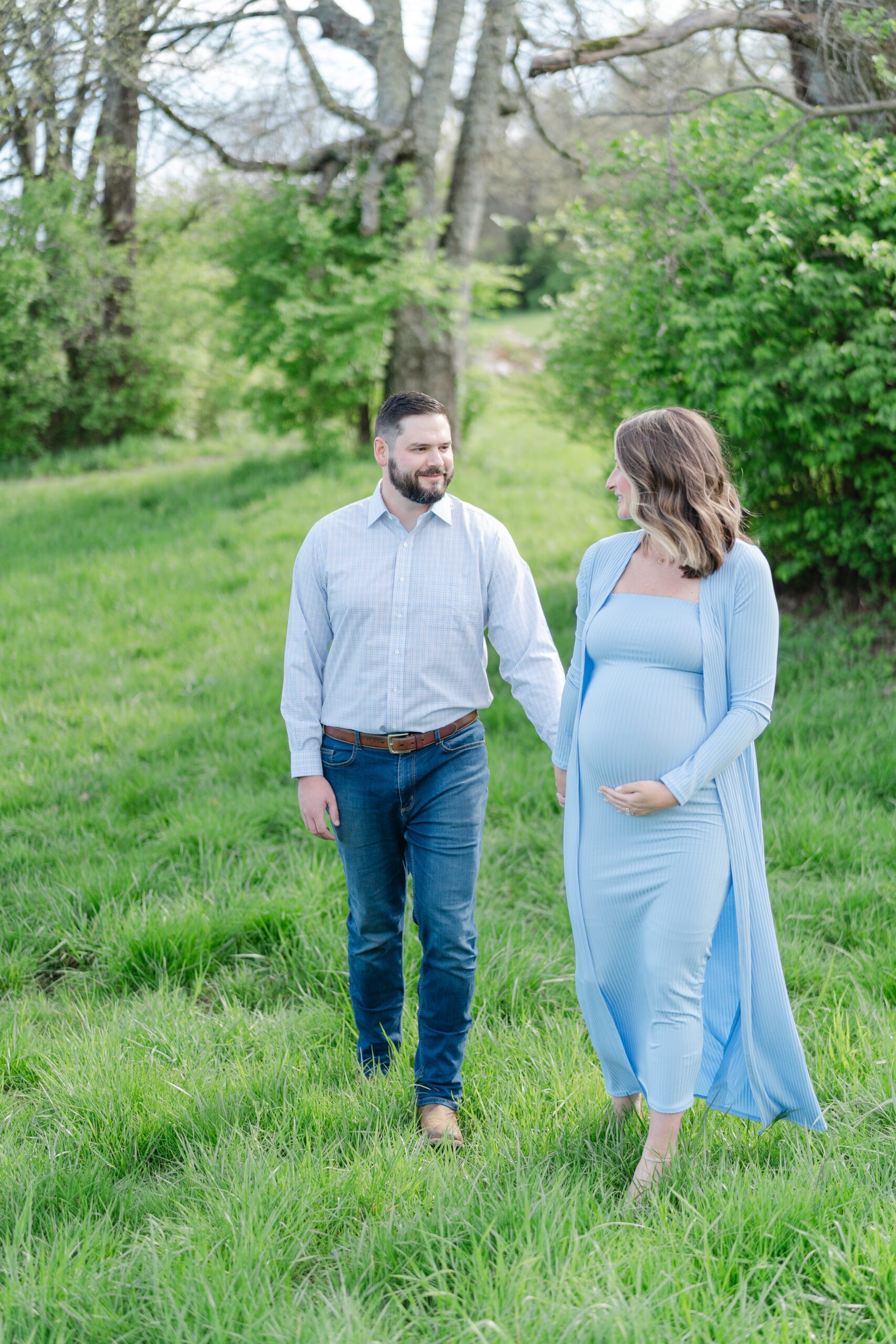 Spring-Maternity-Photos-at-Ravenswood-Mansion-by-Nashville-family-photographer-dolly-delong-photography