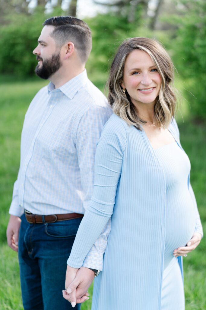 Spring-Maternity-Photos-at-Ravenswood-Mansion-by-Nashville-family-photographer-dolly-delong-photography