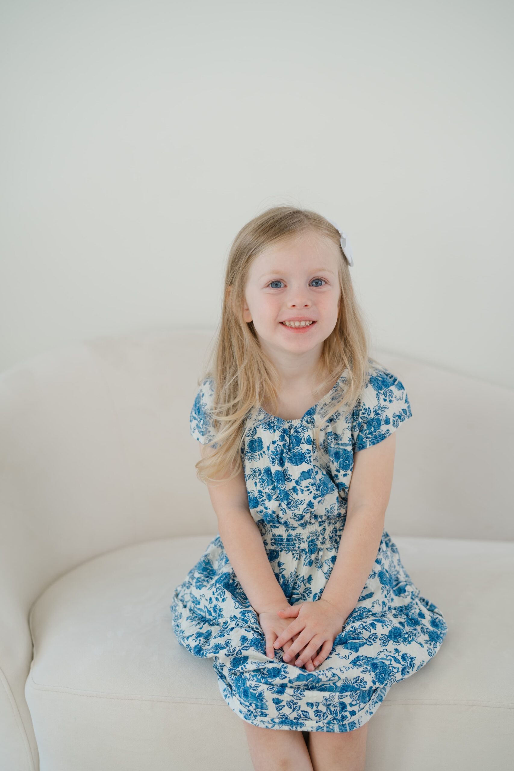 toddler-girl-sitting-and-looking-at-the-camera-during-dolly-delong-photography-studio-session